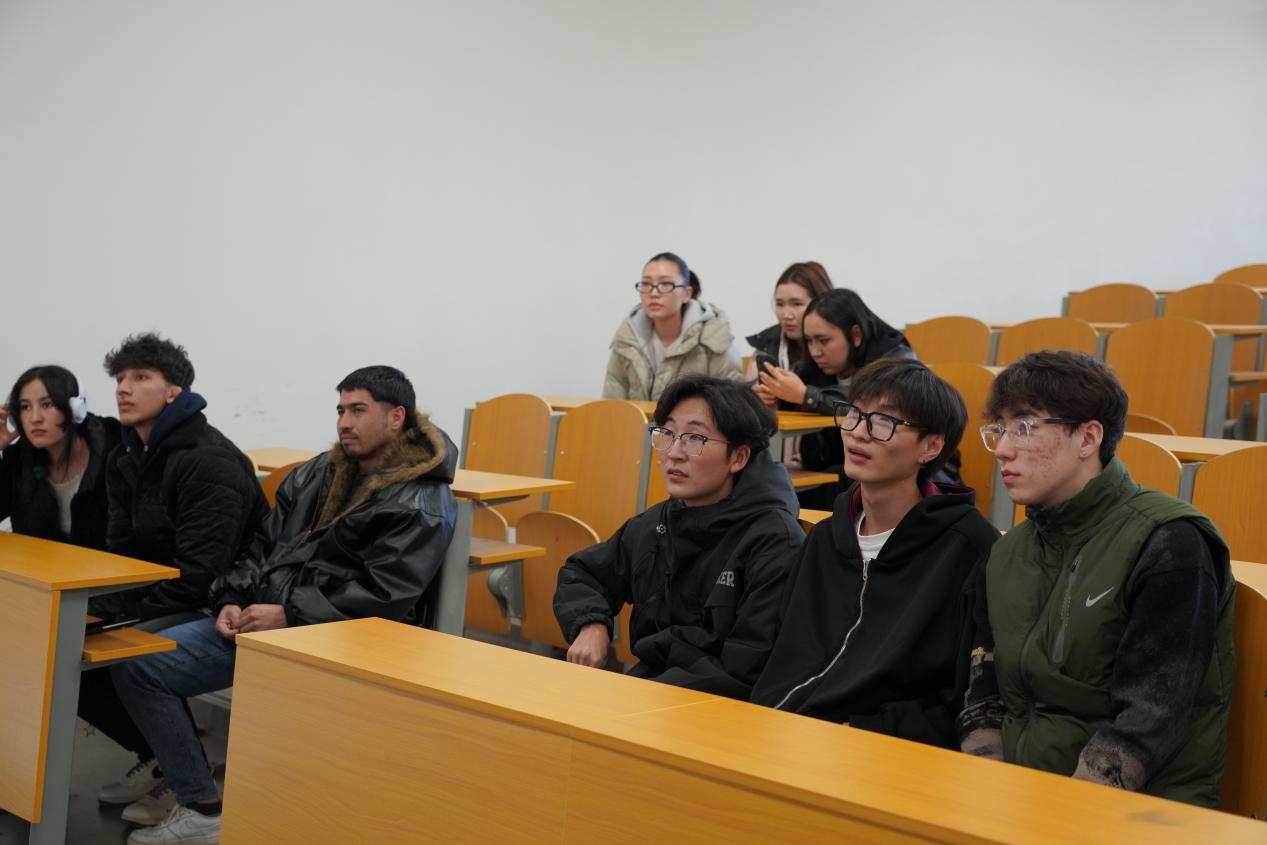 非遗艺术润心灵 留学生课堂体验竹编与皮影魅力